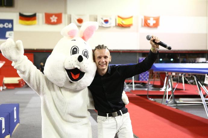 Guillian speaker et la mascotte du festigym 2022