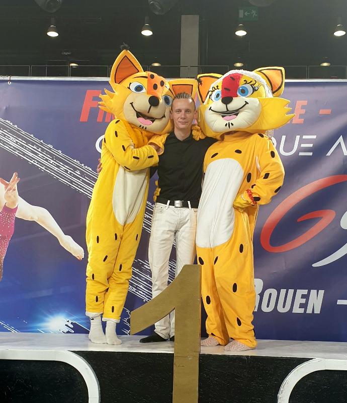 Guillian Speaker avec les mascottes du trophée fédéral de gymnastique au kindarena à Rouen