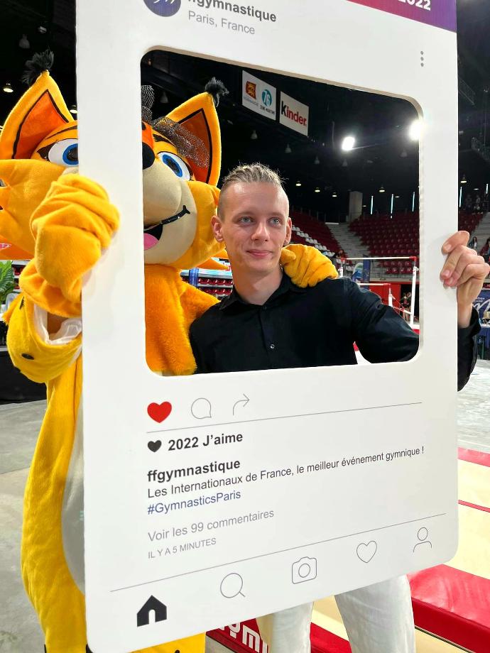 Guillian Speaker et la mascotte de gymnastique au kindarena à Rouen